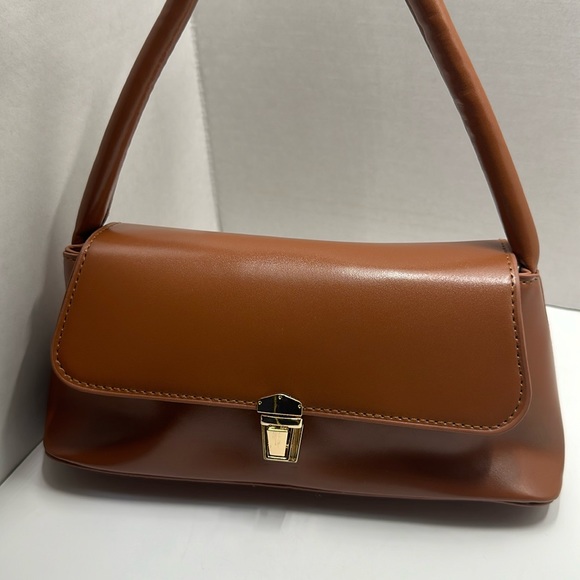Classic and chic, this light brown baguette bag - Picture 3 of 12